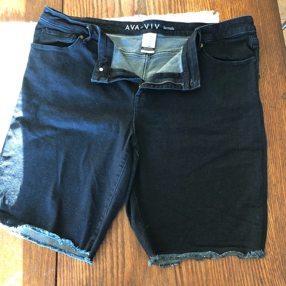 Barely worn Bermuda shorts! Great length!